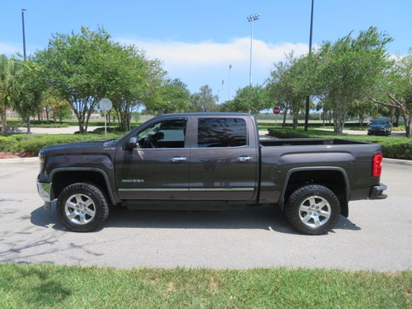 2014 /Black GMC Sierra 1500 SLT Crew Cab 2WD (3GTP1VEC2EG) with an 5.3L V8 OHV 16V engine, 6-Speed Automatic transmission, located at 4301 Oak Circle #19, Boca Raton, FL, 33431, (954) 561-2499, 26.388861, -80.084038 - Photo#19